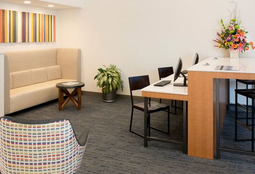 هتل Holiday Inn Express Nashville Airport, An Ihg