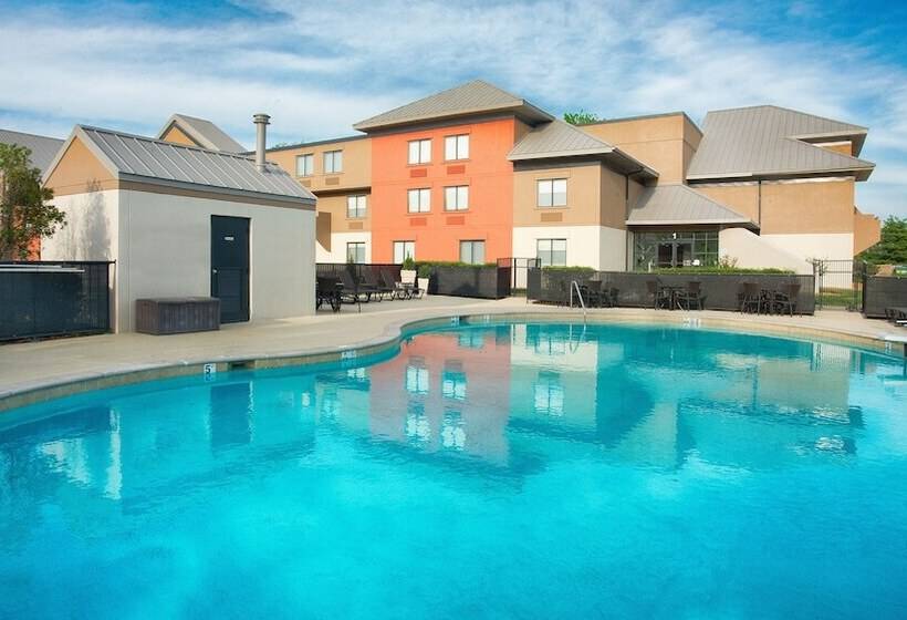 هتل Holiday Inn Express Nashville Airport, An Ihg