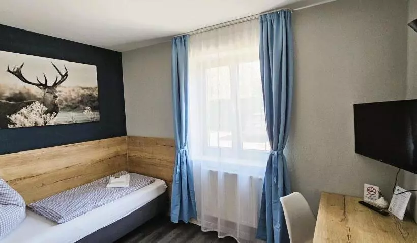 Hotelli Novitel Pension Pliening   München Messe