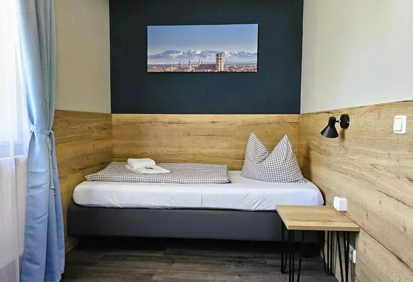 Hotelli Novitel Pension Pliening   München Messe