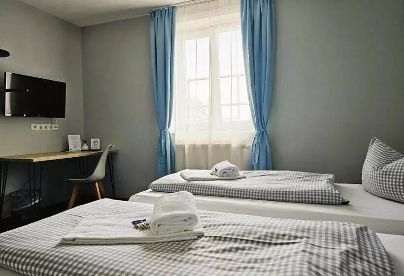 Hotelli Novitel Pension Pliening   München Messe