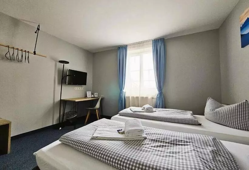 Hotelli Novitel Pension Pliening   München Messe