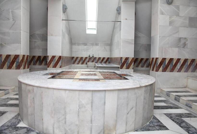 אתר נופש Queen S Park Le Jardin