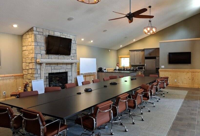 Отель East Bank On Mill Creek