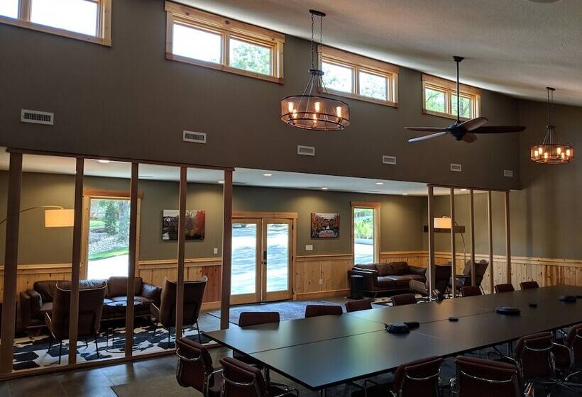 Отель East Bank On Mill Creek