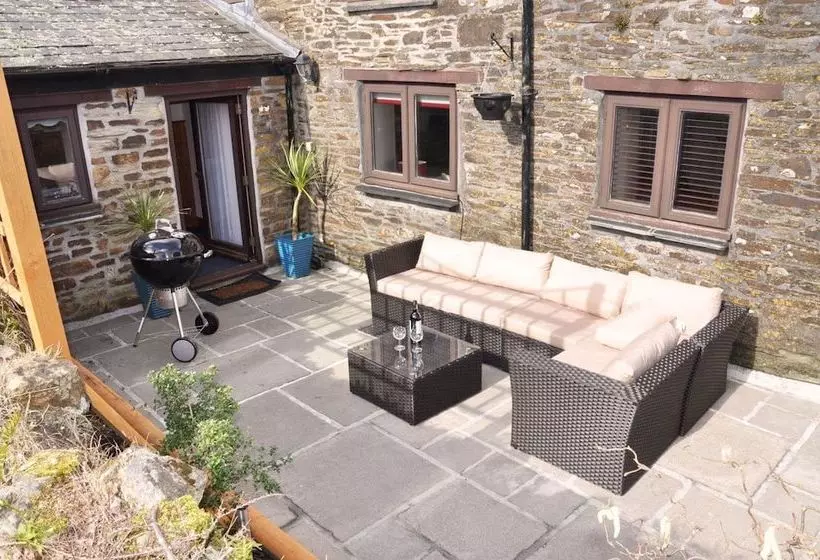 Stylish Cottage Hideaway With Oodles Of Charm Near Looe