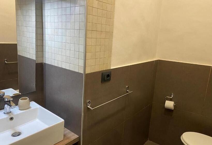 تختخواب و صبحانه Sistra