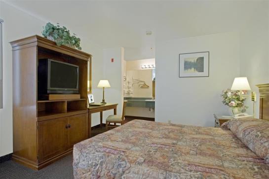 هتل Americas Best Value Airport Inn