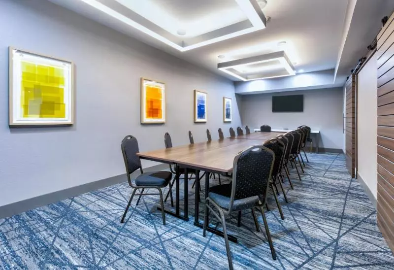 Отель Holiday Inn Express & Suites   Dallas Park Central Northeast, An Ihg
