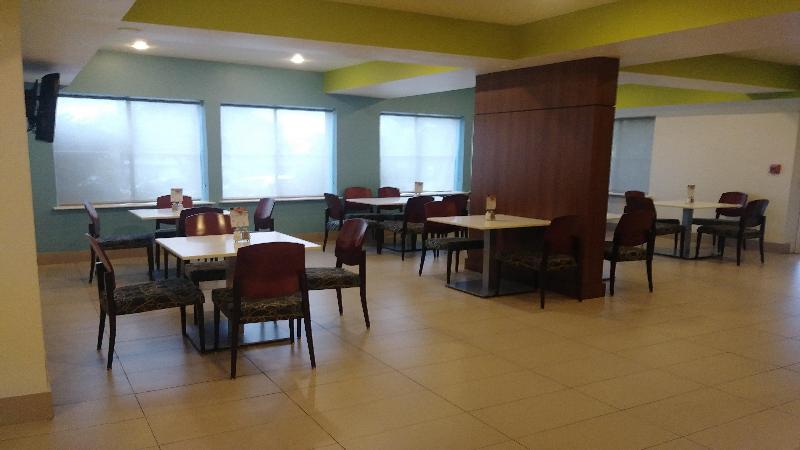 هتل Holiday Inn Express & Suites Dallas Park Central Northeast, An Ihg