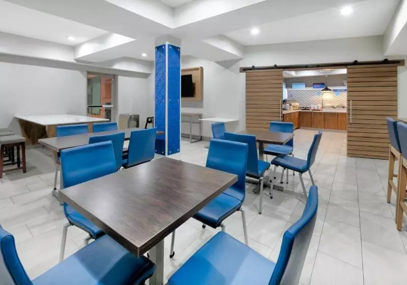 Отель Holiday Inn Express & Suites   Dallas Park Central Northeast, An Ihg