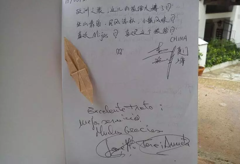 هتل Hostal El Escudo De Mijas