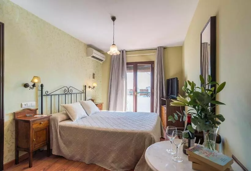 هتل Hostal El Escudo De Mijas