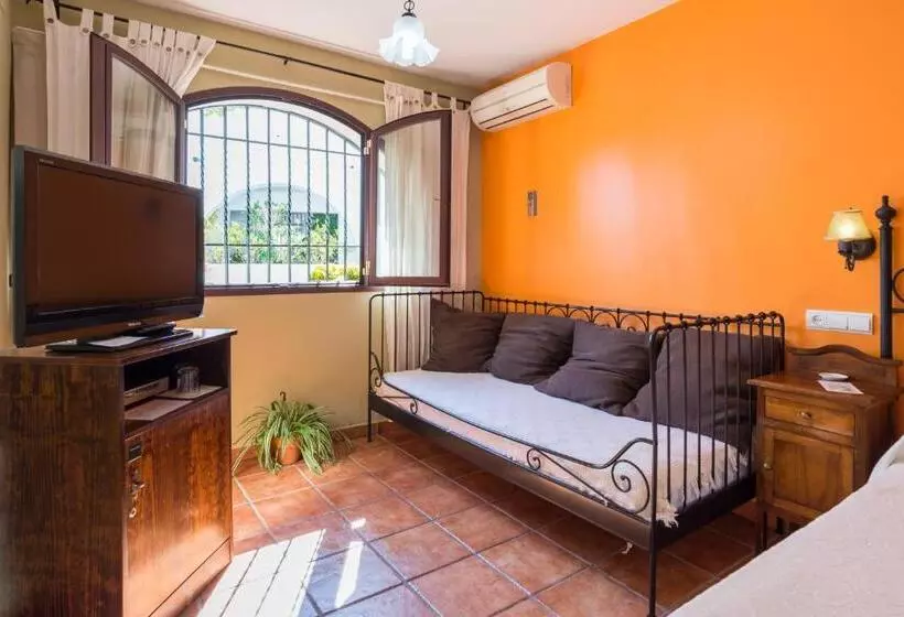 هتل Hostal El Escudo De Mijas