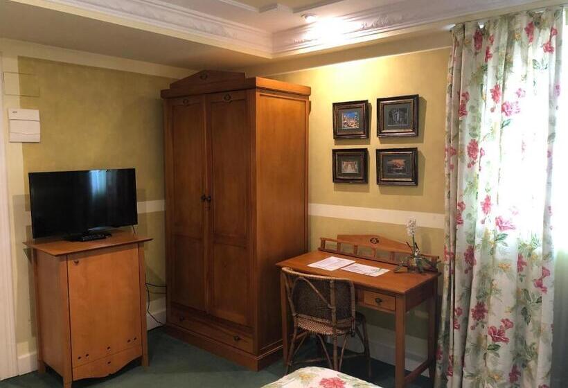 هتل Marina De Campios