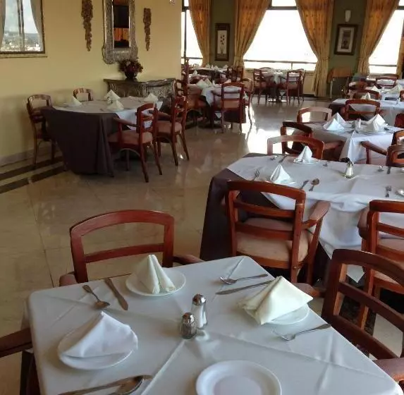 هتل Real De Uruapan