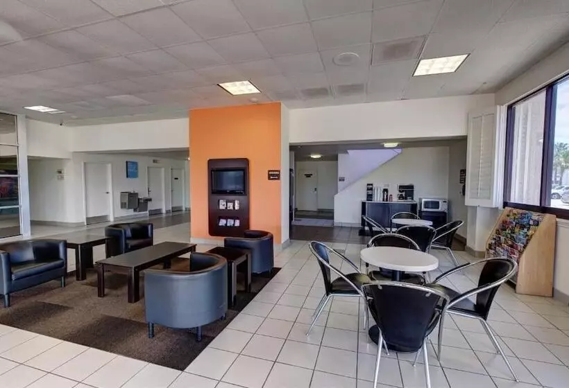 فندق على الطريق Executive Inn & Suites