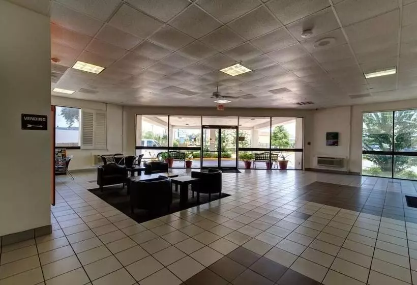 فندق على الطريق Executive Inn & Suites