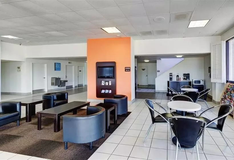 فندق على الطريق Executive Inn & Suites