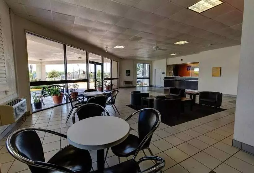 فندق على الطريق Executive Inn & Suites