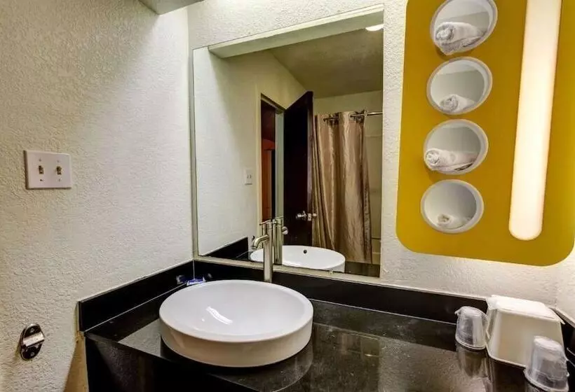 فندق على الطريق Executive Inn & Suites