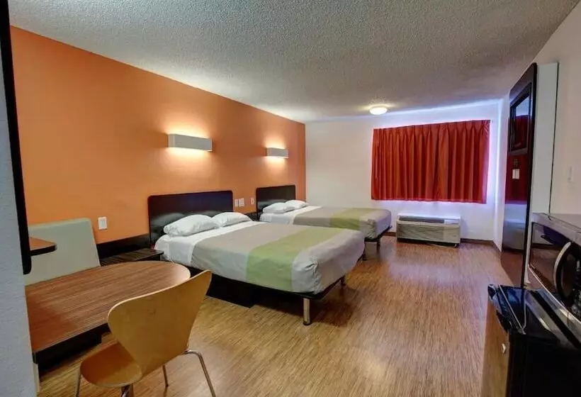 فندق على الطريق Executive Inn & Suites