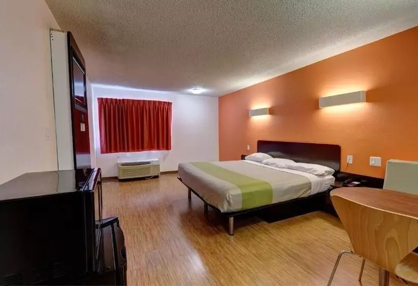 فندق على الطريق Executive Inn & Suites