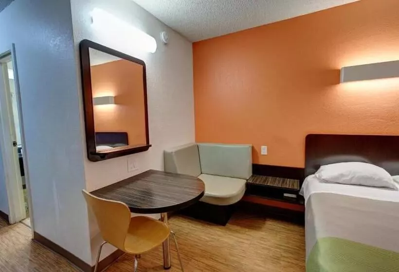 فندق على الطريق Executive Inn & Suites