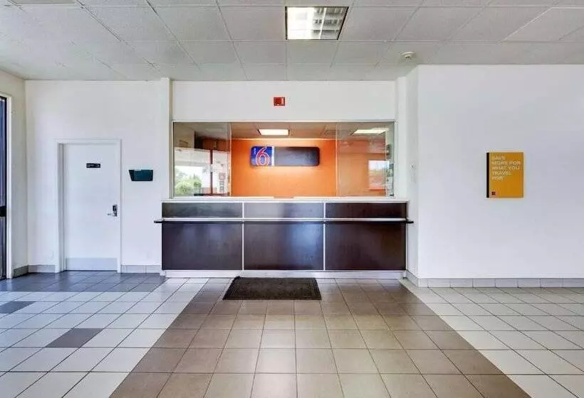 فندق على الطريق Executive Inn & Suites