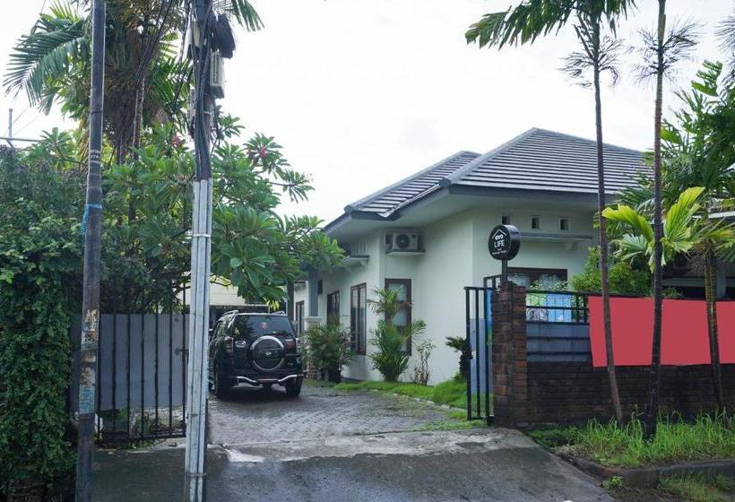 Hotel Oyo Life 2905 Kost Semampir Tengah Near Rsu Premier Surabaya Kota Surabaya