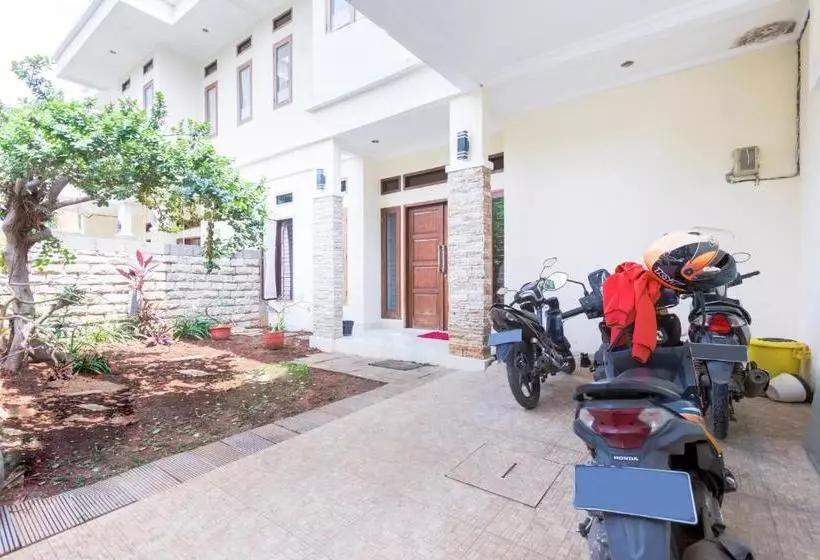 Hotelli Oyo Life 3451 Kost Shavero