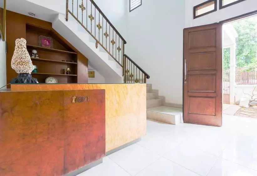 Hotelli Oyo Life 3451 Kost Shavero