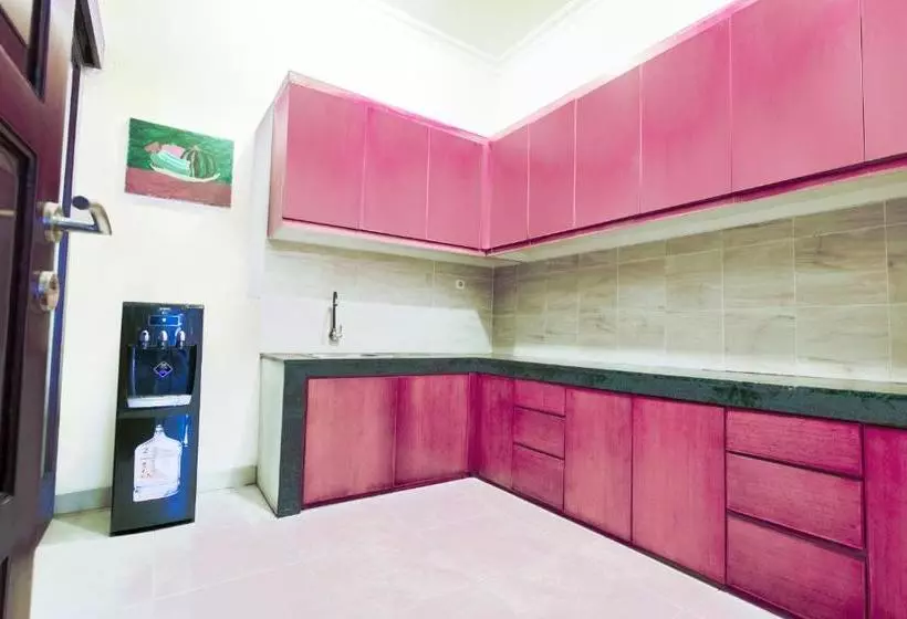 Hotelli Oyo Life 3451 Kost Shavero