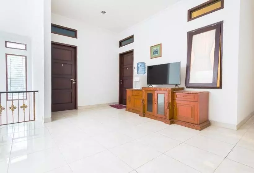 Hotelli Oyo Life 3451 Kost Shavero