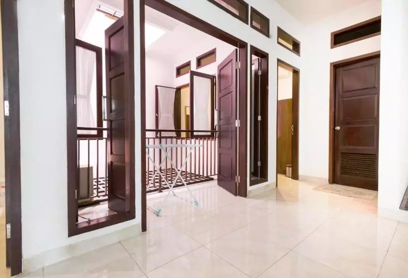 Hotelli Oyo Life 3451 Kost Shavero