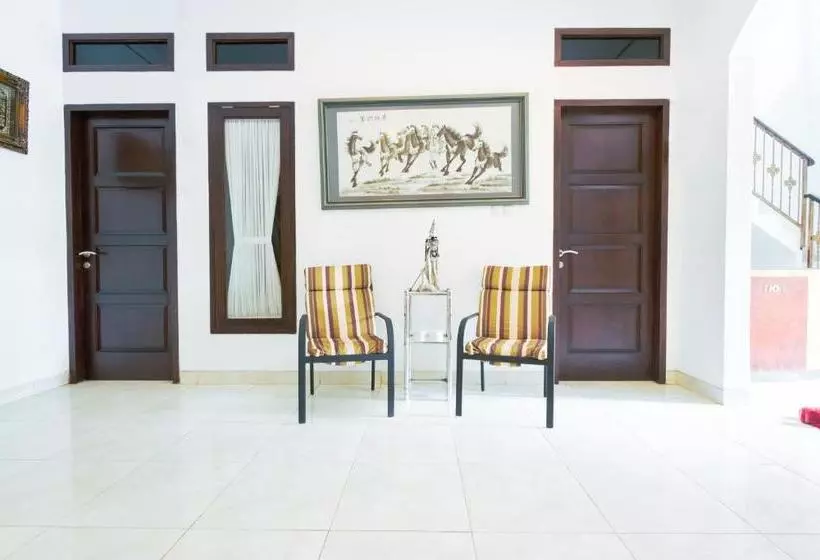 Hotelli Oyo Life 3451 Kost Shavero