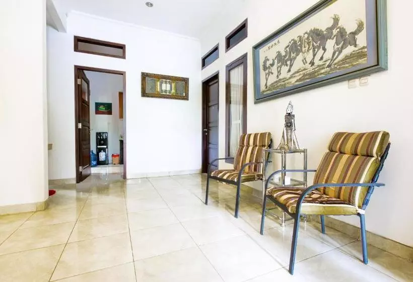 Hotelli Oyo Life 3451 Kost Shavero