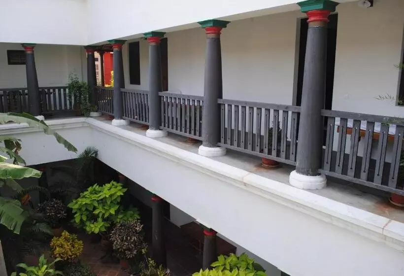 تختخواب و صبحانه Anantha Heritage