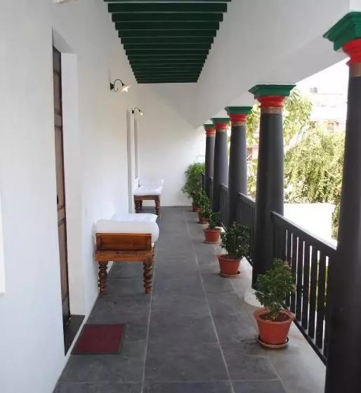 تختخواب و صبحانه Anantha Heritage