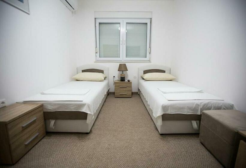 تختخواب و صبحانه Motel Aura