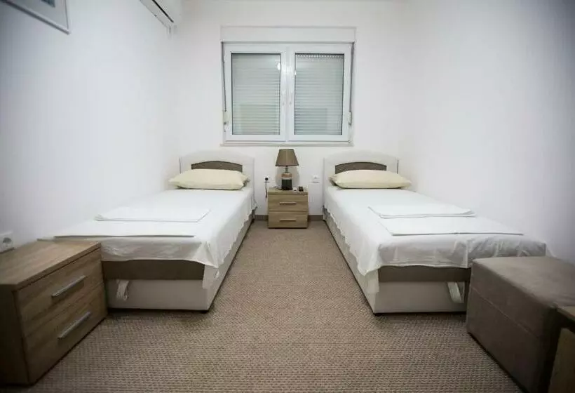 تختخواب و صبحانه Motel Aura