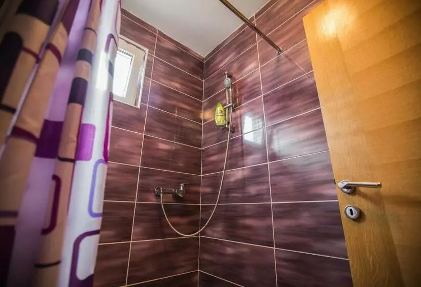 تختخواب و صبحانه Motel Aura