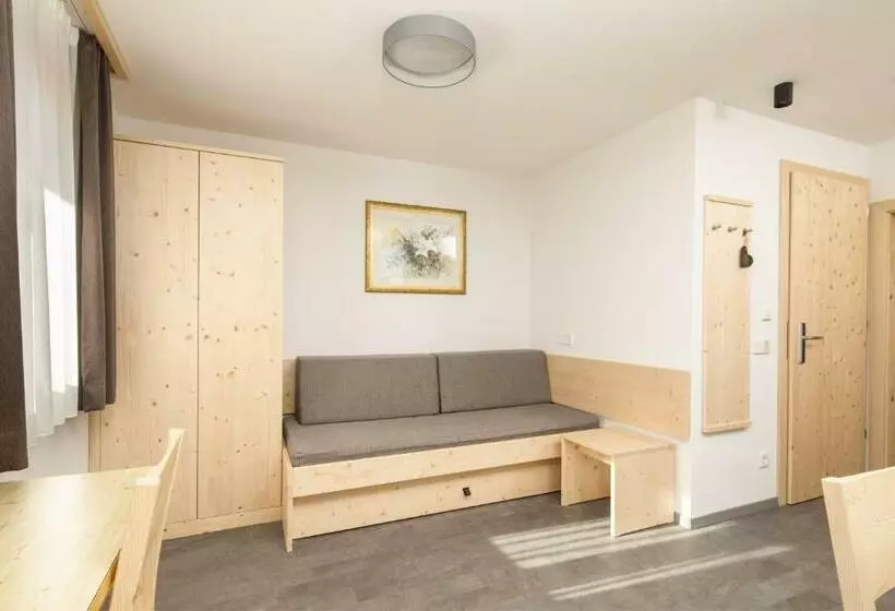 Hotelli Declara B&b And Apartaments