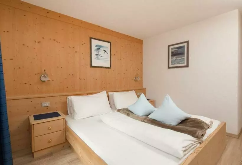 Hotelli Declara B&b And Apartaments