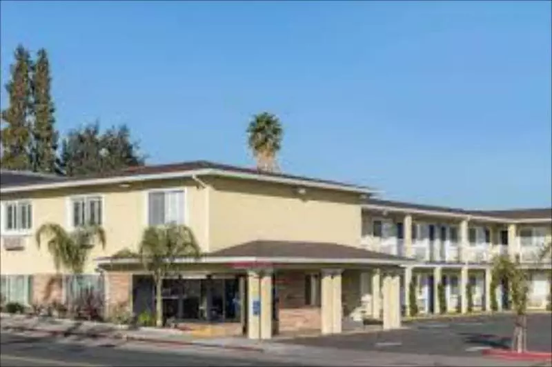 هتل Super 8 By Wyndham Phoenix West