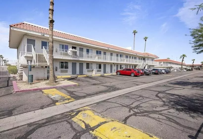 هتل Super 8 By Wyndham Phoenix West