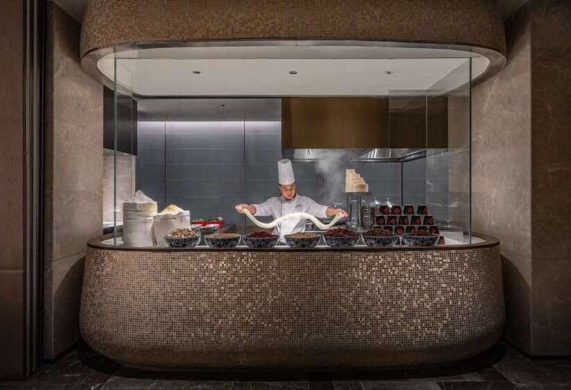 Отель Hilton Shenzhen World Exhibition & Convention Center