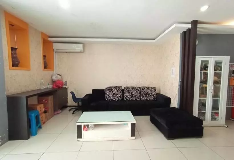 هتل Oyo 90136 Jumbo Inn