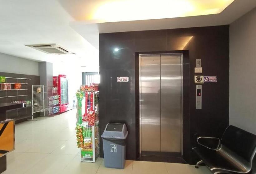 Hotel Oyo 90136 Jumbo Inn