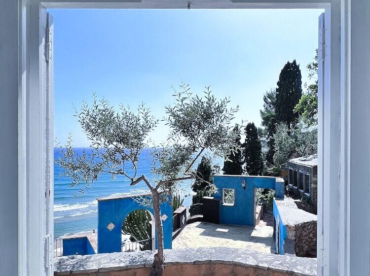 Отель Aeneas' Landing Resort